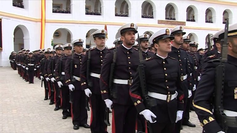 Descubre el impresionante uniforme de gala de la Armada Española en acción